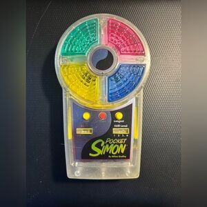 MILTON BRADLEY ELECTRONIC HANDHELD POCKET SIMON GAME VINTAGE 1980s CLASSIC TOY